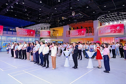 來賓在活動現場相互交流、觀看港樂演出並合影留念(4)