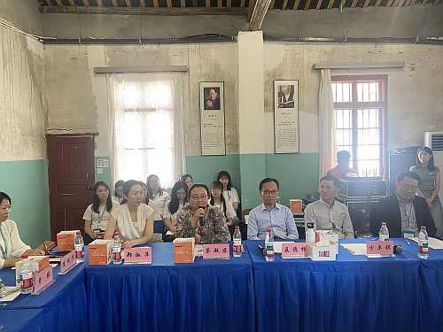 图一：蔡主任出席「致谢时光・共赴新程」香港都会大学江西实习暨志愿服务总结会（第一排左二）