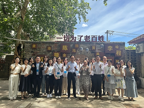 图二：蔡主任（第一排右五）与世界宣明会-中国办事处董事会副主席聂德权（第一排右六）、世界宣明会-中国办事处总干事方卓祺（第一排右四）、香港都会大学老师吴文东（第一排左三）、香港都会大学老师陈绮丽华（第一排右三）、香港都会大学学生代表等合影