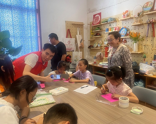 图三：蔡主任走访新建区长堎街道80中心社区，了解该机构的服务开展情况及经验