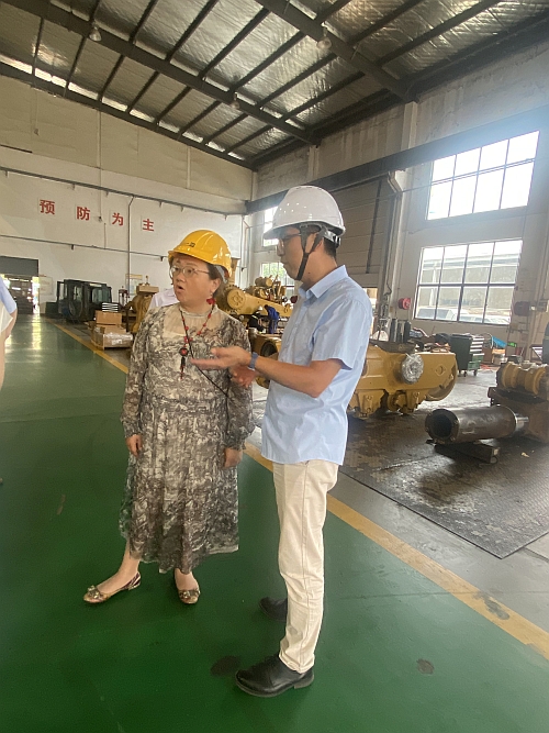 图四：蔡主任走访经开区港资企业，了解企业最新营运情况