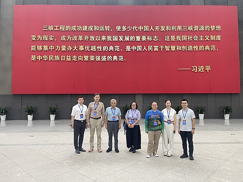 蔡主任(右三)与俄罗斯驻武汉总领事馆代表(左一及左二)、北京土耳其文化中心代表（左三及左四）、宜昌市人民政府外事办公室代表（右一）合影