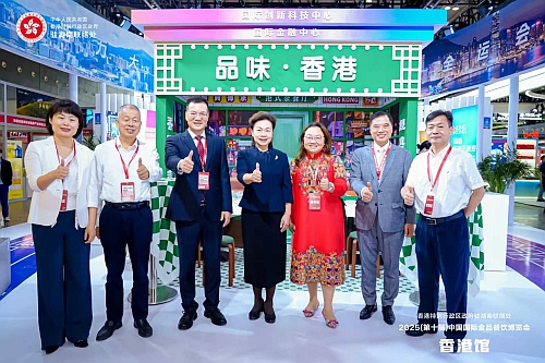 驻武汉办主任蔡敏君（右三）陪同湖南省政协党组成员、副主席肖百灵（左四）、湖南省政协常委、常务委员、湖南旅游发展投资集团有限公司董事长杨宏伟（左三）巡视香港馆