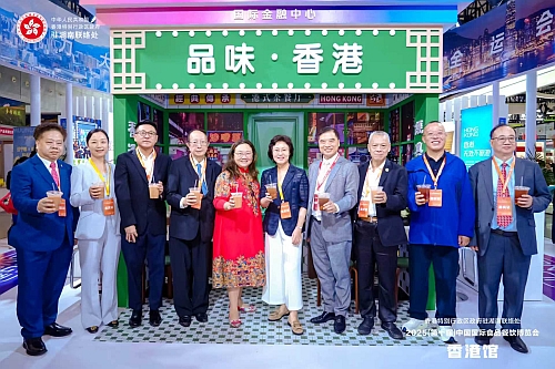 驻武汉办主任蔡敏君（左五）与参观香港馆的在湘香港商会及港人联谊会代表在香港馆前合影