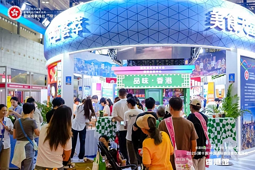 当地市民参观香港馆