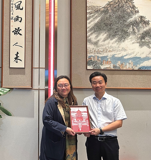 蔡主任（左）與九江市人民政府副市長熊晉喜（右）合影