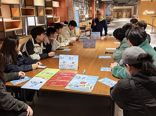 徐主任向同学们讲解香港立法会选举及呼吁投票