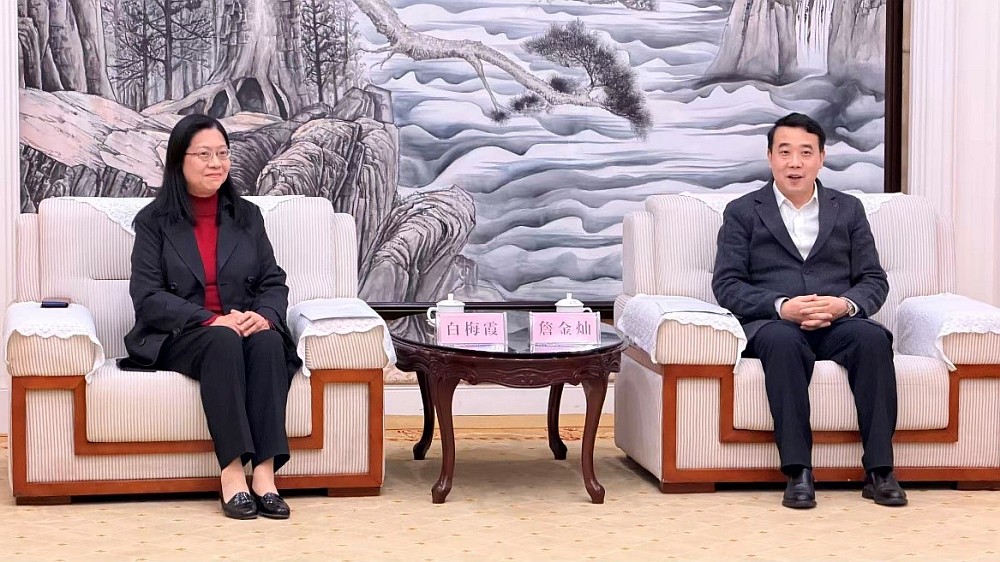 驻武汉办署理主任白梅霞（左）与随州市委常委、组织部部长、统战部部长詹金灿（右）会面