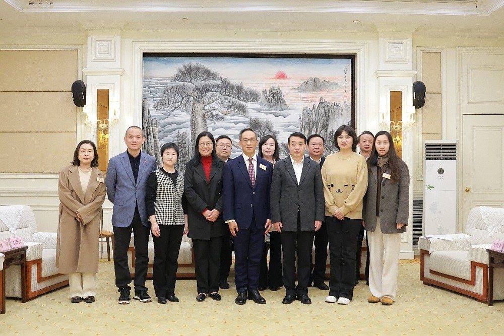 驻武汉办署理主任白梅霞（左四）及湖北省香港商会代表团与湖北省人民政府外事办公室副主任祝晓彬（右四）及随州市委常委、组织部部长、统战部部长詹金灿（右三）等会面