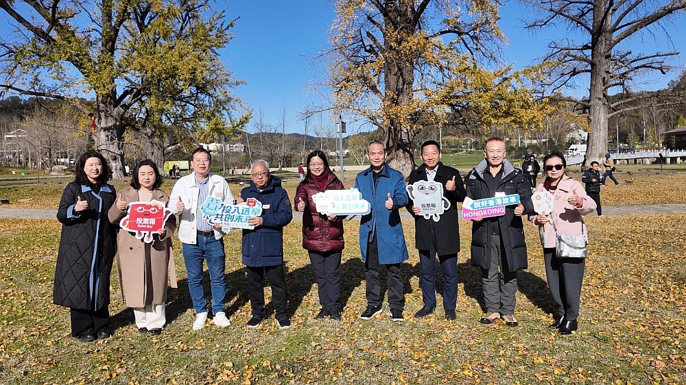 驻武汉办署理主任白梅霞（中）与湖北省香港商会代表们一同呼吁12月7日香港立法会选举齐投票