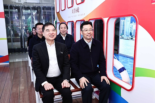 嘉宾于天星小轮打卡点合影