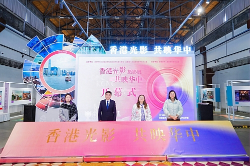 開幕式主禮嘉賓：駐武漢辦主任蔡敏君（右二）、景德鎮市人民政府外事辦公室主任黃濤（左二）、景德鎮市政協港澳台僑和外事委員會代表（右一）及景德鎮陶邑文化發展有限公司副總經理劉佳玲（左一）