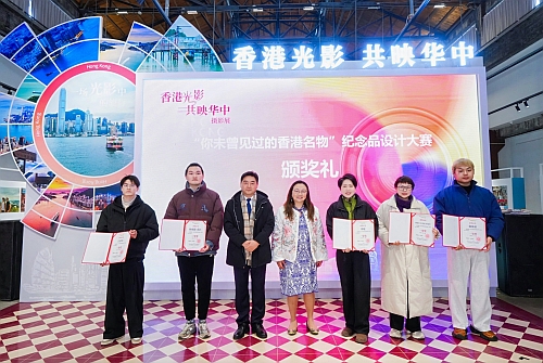 駐武漢辦蔡敏君主任（中）、景德鎮市人民政府外事辦公室主任黃濤（左三）與景德鎮獲獎者及代表合影