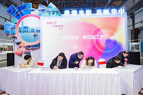 嘉賓體驗非遺文化“青花瓷工藝”(1)