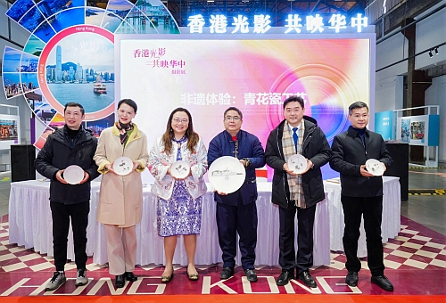 嘉賓體驗非遺文化“青花瓷工藝”(2)