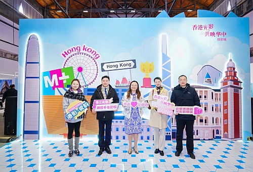 嘉賓共同參觀展覽(1)