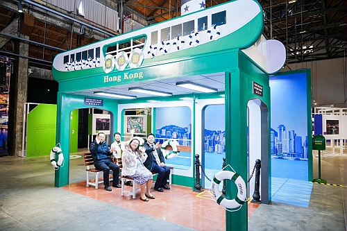 嘉賓共同參觀展覽(2)