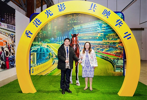 嘉賓共同參觀展覽(3)