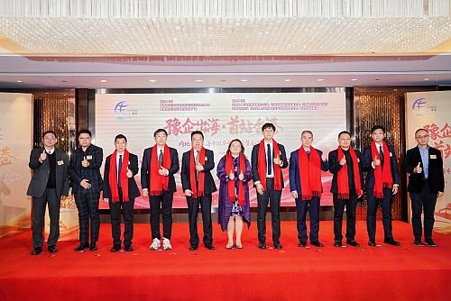 驻武汉办主任蔡敏君(中)、投资署华中投资推广总监周宜凯(右五)与港澳办二级巡视员艾帆(左五)、发改委二级巡视员王进平(右四)、工信厅二级巡视员李凯钊(左四)、国资委二级巡视员李鹏懿(右三)、商务厅外经处处长李玉瑞(左三)、贸发局北京办市场推广主任潘政贤（右二）、仲景宛西制药股份有限公司国际事业部商务总监张杰（左二）、交通银行（香港）港岛工商中心总经理林永强(右一)、前香港教育局课程主任陈兆铿(左一)合影