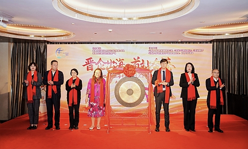 驻武汉办主任蔡敏君(左四)、投资署华中投资推广总监周宜凯(右三)与港澳办一级巡视员郝文杰(左三)、工信厅副厅长张晓蕾(右二)、商务厅副厅长李国荣(左二)、国资委副主任闫卫伟(右一)、贸发局华中代表吴潇潇(左一)启动仪式