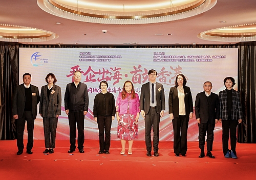 驻武汉办主任蔡敏君(中)、投资署华中投资推广总监周宜凯(右四)与港澳办一级巡视员郝文杰(左四)、工信厅副厅长张晓蕾(右三)、商务厅副厅长李国荣(左三)、国资委副主任闫卫伟(右二)、贸发局华中代表吴潇潇(左二)、华远国际陆港集团有限公司副总经理薛烨(右一)、前香港教育局课程主任陈兆铿(左一)合影