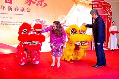 主办单位驻武汉办主任蔡敏君（左）和山西省港澳办主任王成禹（右）为瑞狮点睛