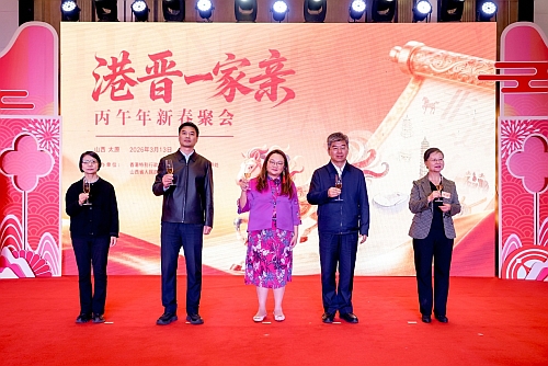 驻武汉办主任蔡敏君（中）、山西省港澳办主任王成禹（右二）、山西省人大常委会民族宗教侨务外事工作委员会副主任史国昌（左二）、山西省政协港澳台侨和外事委员会副主任樊瑾（右一）及山西省港澳办一级巡视员郝文杰（左一）一同举杯祝酒