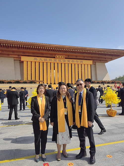 蔡主任(中)出席「丙午年黄帝故里拜祖大典」。
