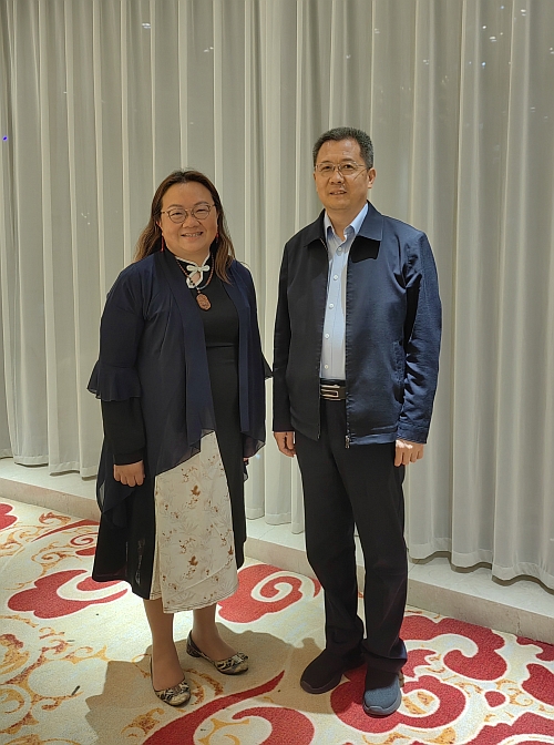 蔡主任(左)与安阳市副市长马红宾(右)会面。