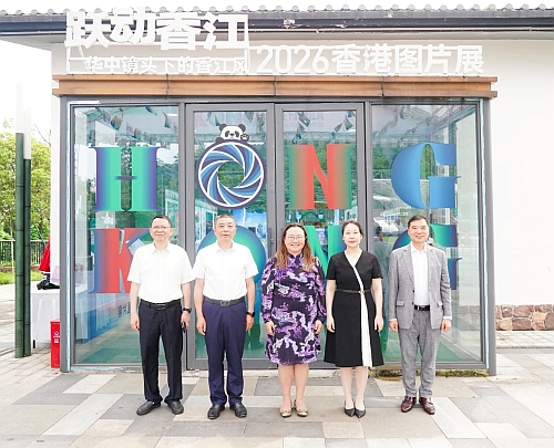 嘉宾共同参观展览(1)