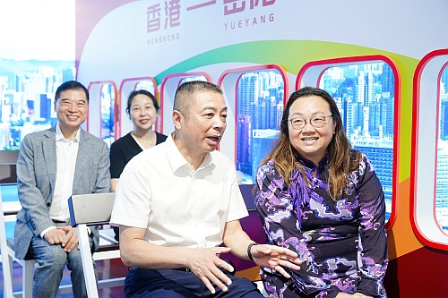 嘉宾共同参观展览(2)