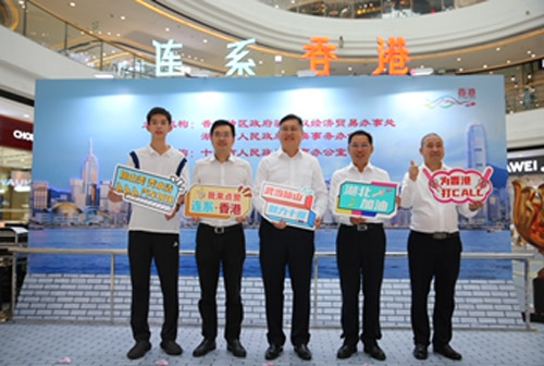 出席圖片展開幕式主禮嘉賓: 駐武漢辦主任郭偉勳(中)、湖北省人民政府港澳事務辦公室副主任陳漢華(右二)、十堰市副市長張澍(左二)、十堰市市委外辦主任張超(右一)及學生代表秦陽(左一)。