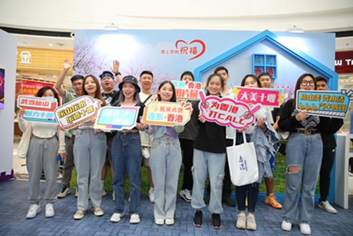 香港大學生參觀圖片展