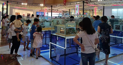 微型藝術品由多名香港的藝術家創作，做工精緻複刻，充分展現香港的活力和特色、傳統習俗、獨特文化。