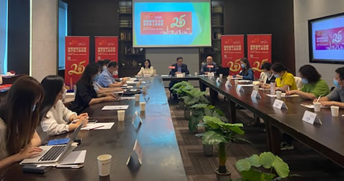 駐武漢辦主任郭偉勳(中間)在媒體簡介會上介紹在中部五省地區籌辦的一系列豐富的慶祝活動。