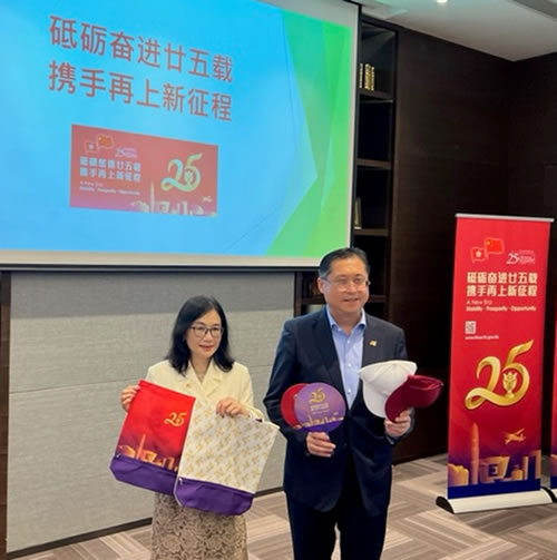 駐武漢辦主任郭偉勳（左）與武漢設計工程學院董事長程凡（右）會面