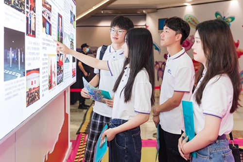 在鄂的本地及香港學生參觀展覽