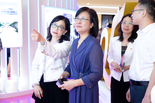 驻武汉办署理主任严谢嘉莉(左一)向江西省人民政府外事(港澳事务)办公室主任赵慧(左二)介绍展览内容的亮点。