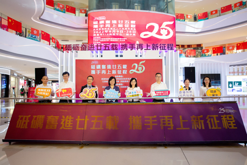 驻武汉办署理主任严谢嘉莉(右四)、江西省人民政府外事(港澳事务)办公室主任赵慧(左四)、南昌市人民政府副市长赵捷(右三)、香港贸易发展局华中代表梁君豪(左三)、江西省人民政府外事(港澳事务)办公室副主任黄小燕(右二)、南昌市人民政府副秘书长陈吉炜(左二)、南昌市人民政府外事(港澳事务)办公室主任梅梅(右一)女士及南昌市红谷滩区副区长罗国亮(左一) 8月9日一同为展览揭开序幕。