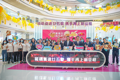 出席展览开幕式嘉宾在开幕式上合照。