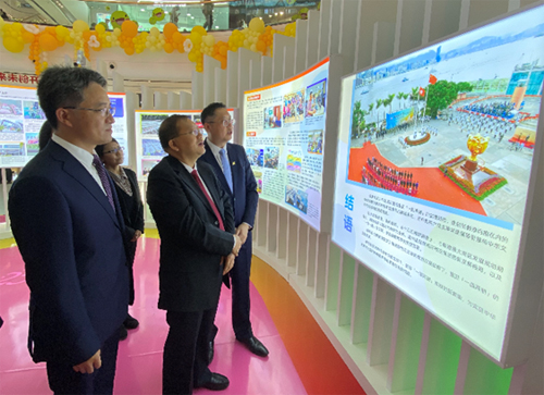 驻武汉办主任郭伟勋(右一)与山西省人民政府副秘书长梁敬华(中)及太原市人民政府市委常委、副市长刘俊义(左一)参观展览。