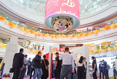 展览让市民一起回顾香港过去25年的发展和展望未来机遇，甚受欢迎。