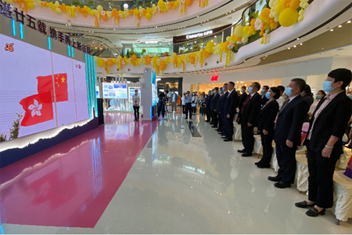 出席展览开幕式嘉宾，山西及太原多政府部门代表及媒体透过大萤幕观看今年7月1日在香港金紫荆广场举行的香港特区成立25周年升旗仪式。